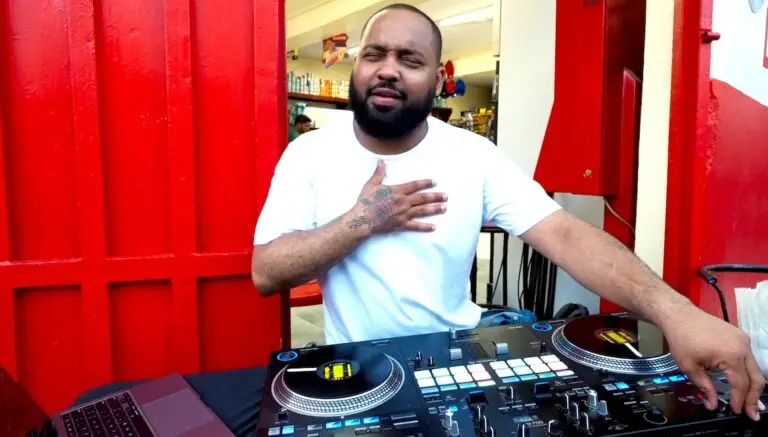Mangee Mezclando en frente de un colmado haciendo el Mix De Verdad - Bachata De Colmadon Vol. 01
